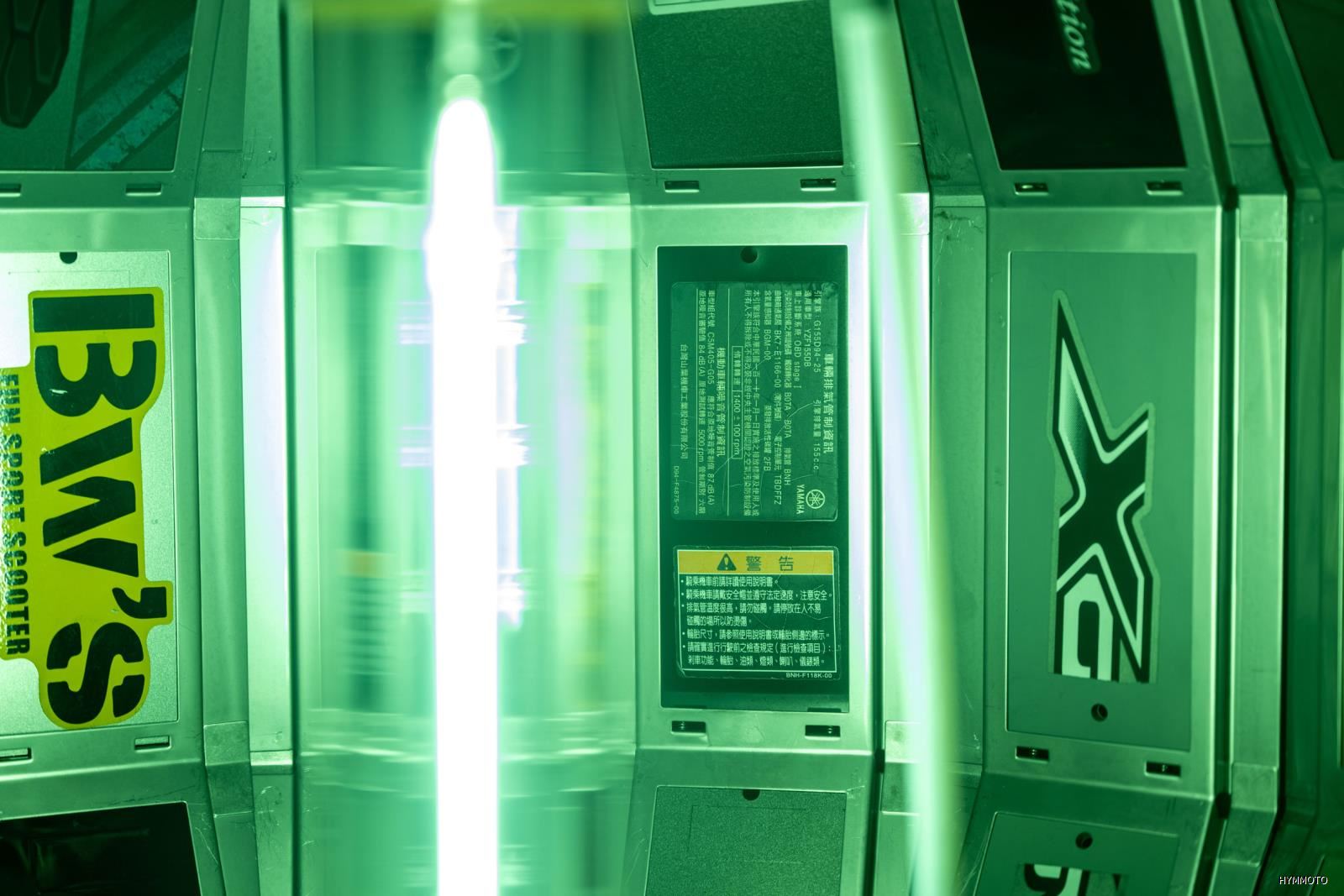 圖二_各式台灣山葉生產車輛之貼紙,均須通過氙弧燈耐候測試,確認品質符合標準方可進入產線(圖為警語標示貼紙).jpg 圖二_各式台灣山葉生產車輛之貼紙,均須通過氙弧燈耐候測試,確認品質符合標準方可進入產線(圖為警語標示貼紙).jpg