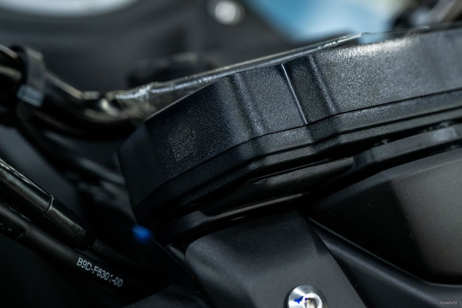 圖五_台灣山葉採用新式防竊辨識碼QR-code雷雕技術_在符合法規要求同時,亦透過低視度特性,大幅提升視覺效果_圖為儀表外殼.jpg 圖五_台灣山葉採用新式防竊辨識碼QR-code雷雕技術_在符合法規要求同時,亦透過低視度特性,大幅提升視覺效果_圖為儀表外殼.jpg