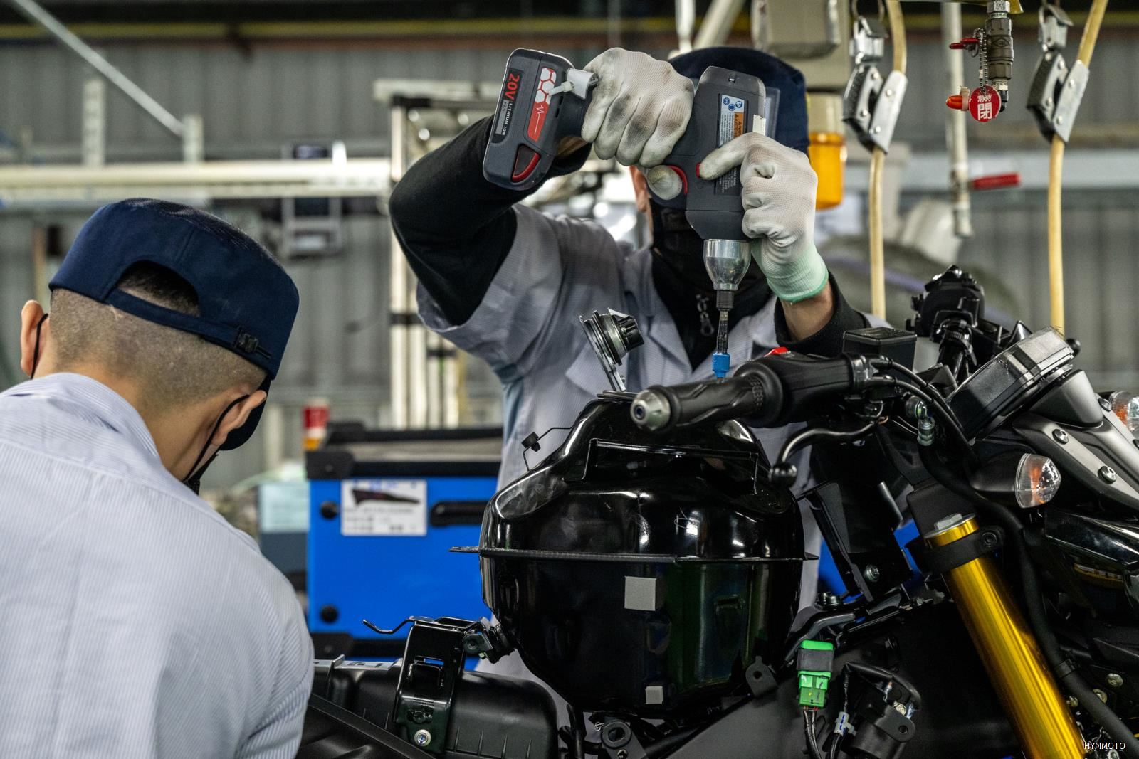 圖四_MT-15產線各站點均設有警示系統,若使用錯誤工具、扭力值,或作業時間異常,均會以燈光和聲響警示,避免人工失誤,提高組裝品質.jpg 圖四_MT-15產線各站點均設有警示系統,若使用錯誤工具、扭力值,或作業時間異常,均會以燈光和聲響警示,避免人工失誤,提高組裝品質.jpg